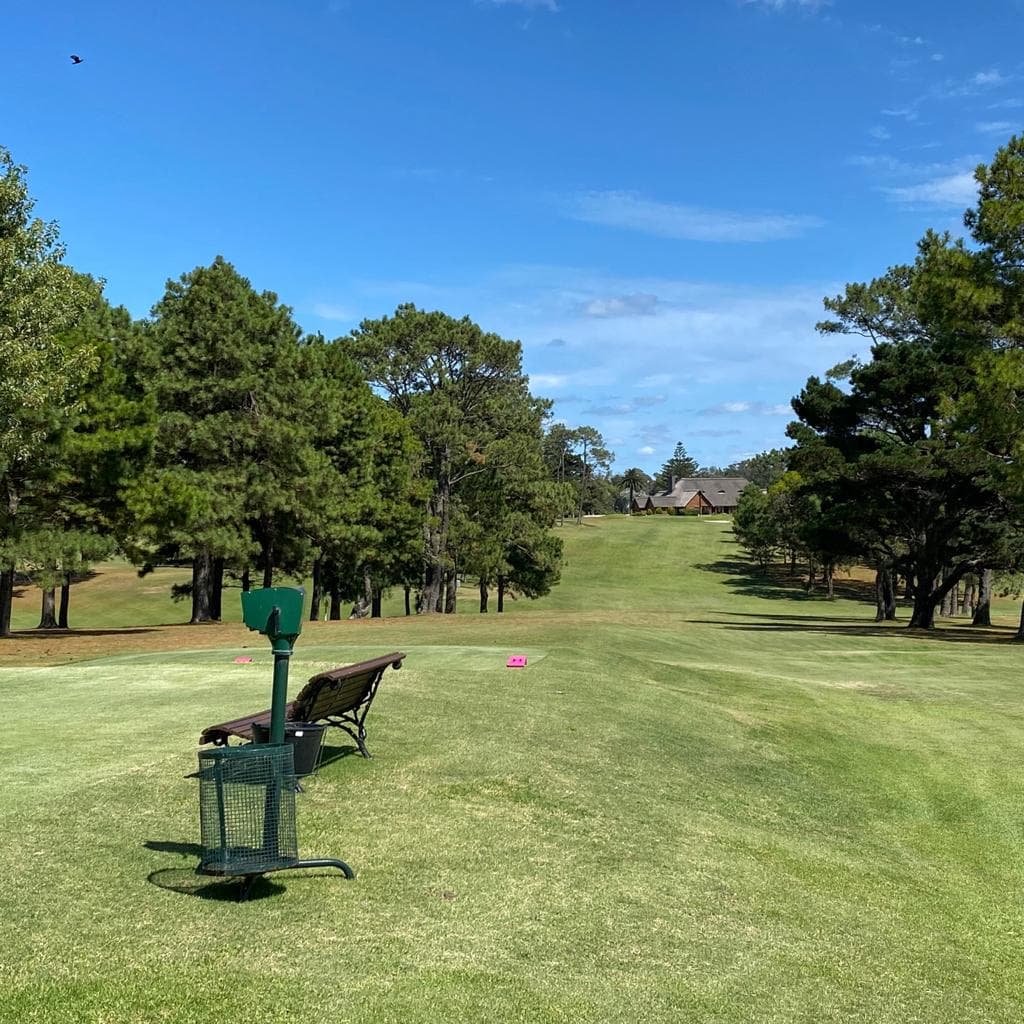 Primavera en LA LIGA: jornada especial en Cantegril Country Club. Imagen de golf en torneo.